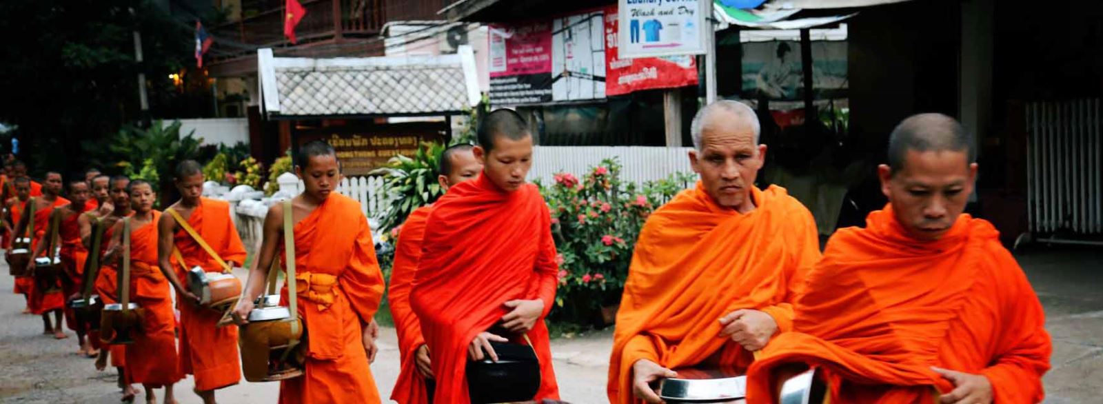 2. Partecipare al Tak Bat, la questua mattutina dei monaci.