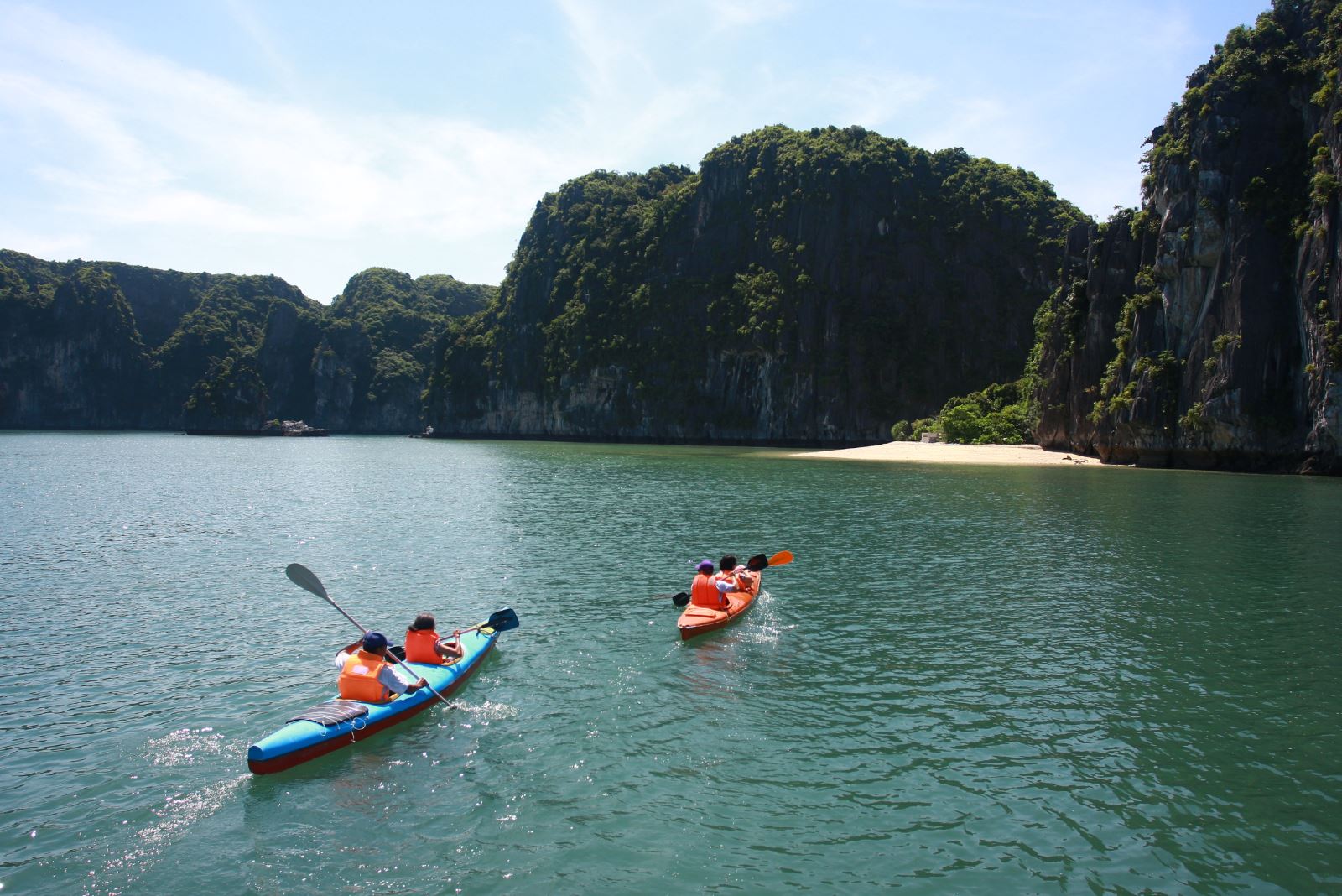 kayaking sulla baia di lan ha