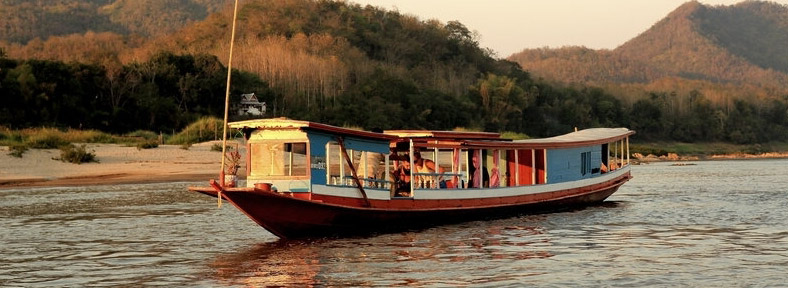 9. Fare una crociera sul fiume Mekong su un sampan