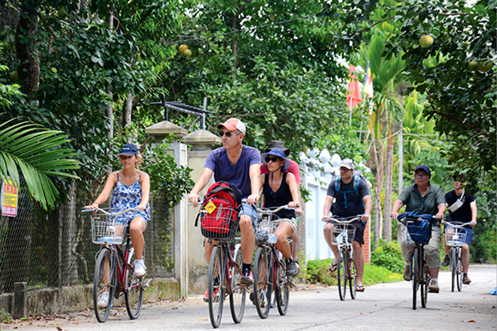 Scoprite un tipico villaggio in bicicletta tra un paradiso di agrumi